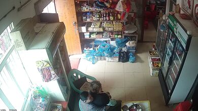 《精品偷情泄密》农村小商店监控破解真实偷拍小叔子与开商店的嫂子勾搭成奸大白天人来客往也忍不住在店里干抠逼吃奶 (3)